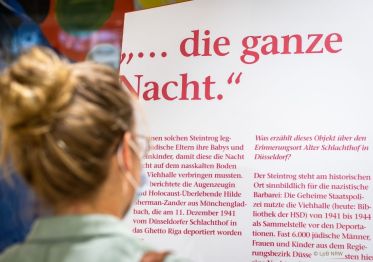 Das Bild zeigt Impressionen zur Wanderausstellung zu NS-Gedenkstätten – Objektgeschichten aus Gedenkstätten in NRW.