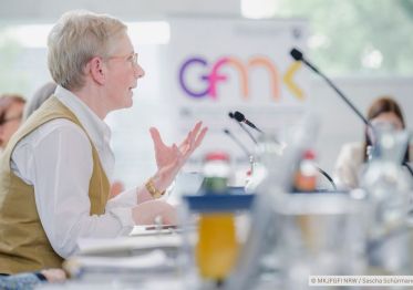 Gleichstellungsministerkonferenz 2025 in Nordrhein-Westfalen: 35. Konferenz der Gleichstellungs- und Frauenministerinnen und -minister, -senatorinnen und -senatoren der Länder (Photocredit: Copyright MKJFGFI NRW / Sascha Schürmann).
