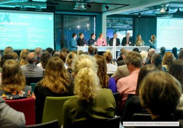 Das Bild zeigt Impressionen vom Fachkongress Vielfalt am Arbeitsmarkt am 23. Mai 2024 in der Denkfabrik im Lindner Congress Hotel in Düsseldorf (Photocredit: © MWIKE NRW/MKJFGFI NRW/Susanne Kurz).