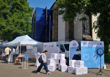 "demokratie leben. Du bist Europa!" - das Motto der Demokratietour NRW zur Europawahl 2024 – hier ein Ausstellungsstand.