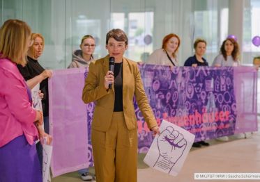 Gleichstellungsministerkonferenz 2025 in Nordrhein-Westfalen: 35. Konferenz der Gleichstellungs- und Frauenministerinnen und -minister, -senatorinnen und -senatoren der Länder (Photocredit: Copyright MKJFGFI NRW / Sascha Schürmann).