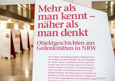 Das Bild zeigt Impressionen zur Wanderausstellung zu NS-Gedenkstätten – Objektgeschichten aus Gedenkstätten in NRW.