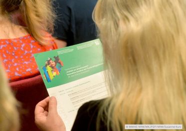 Das Bild zeigt Impressionen vom Fachkongress Vielfalt am Arbeitsmarkt am 23. Mai 2024 in der Denkfabrik im Lindner Congress Hotel in Düsseldorf (Photocredit: © MWIKE NRW/MKJFGFI NRW/Susanne Kurz).