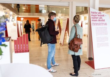 Das Bild zeigt Impressionen zur Wanderausstellung zu NS-Gedenkstätten – Objektgeschichten aus Gedenkstätten in NRW.