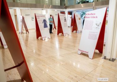 Das Bild zeigt Impressionen zur Wanderausstellung zu NS-Gedenkstätten – Objektgeschichten aus Gedenkstätten in NRW.