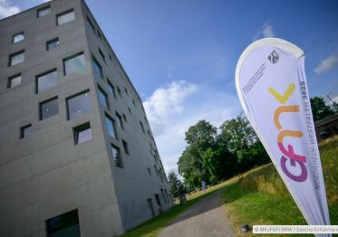 Gleichstellungsministerkonferenz 2025 in Nordrhein-Westfalen: 35. Konferenz der Gleichstellungs- und Frauenministerinnen und -minister, -senatorinnen und -senatoren der Länder (Photocredit: Copyright MKJFGFI NRW / Sascha Schürmann).