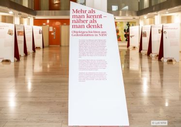 Das Bild zeigt Impressionen zur Wanderausstellung zu NS-Gedenkstätten – Objektgeschichten aus Gedenkstätten in NRW.