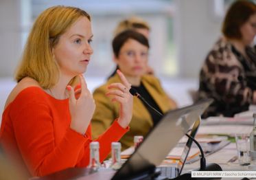 Gleichstellungsministerkonferenz 2025 in Nordrhein-Westfalen: 35. Konferenz der Gleichstellungs- und Frauenministerinnen und -minister, -senatorinnen und -senatoren der Länder (Photocredit: Copyright MKJFGFI NRW / Sascha Schürmann).