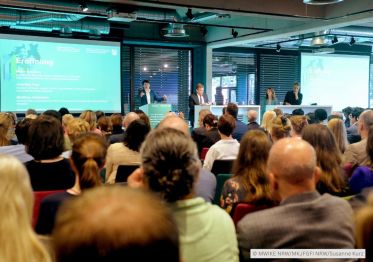 Das Bild zeigt Impressionen vom Fachkongress Vielfalt am Arbeitsmarkt am 23. Mai 2024 in der Denkfabrik im Lindner Congress Hotel in Düsseldorf (Photocredit: © MWIKE NRW/MKJFGFI NRW/Susanne Kurz).