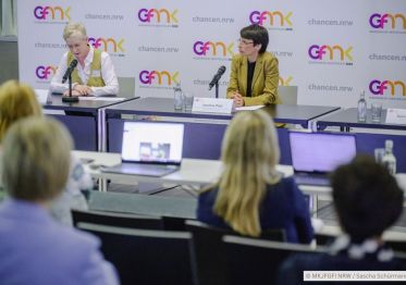 Gleichstellungsministerkonferenz 2025 in Nordrhein-Westfalen: 35. Konferenz der Gleichstellungs- und Frauenministerinnen und -minister, -senatorinnen und -senatoren der Länder (Photocredit: Copyright MKJFGFI NRW / Sascha Schürmann).
