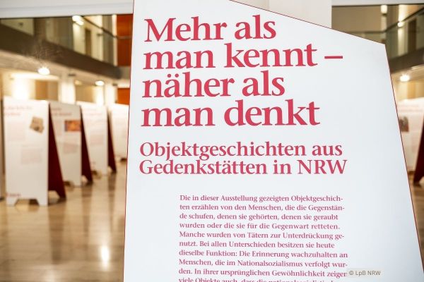 Das Bild zeigt Impressionen zur Wanderausstellung zu NS-Gedenkstätten – Objektgeschichten aus Gedenkstätten in NRW.