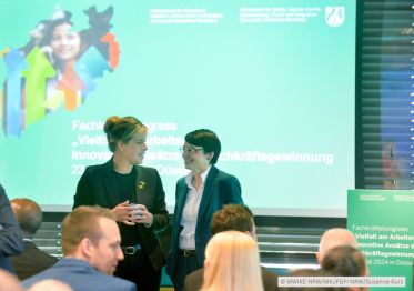 Das Bild zeigt Impressionen vom Fachkongress Vielfalt am Arbeitsmarkt am 23. Mai 2024 in der Denkfabrik im Lindner Congress Hotel in Düsseldorf (Photocredit: © MWIKE NRW/MKJFGFI NRW/Susanne Kurz).