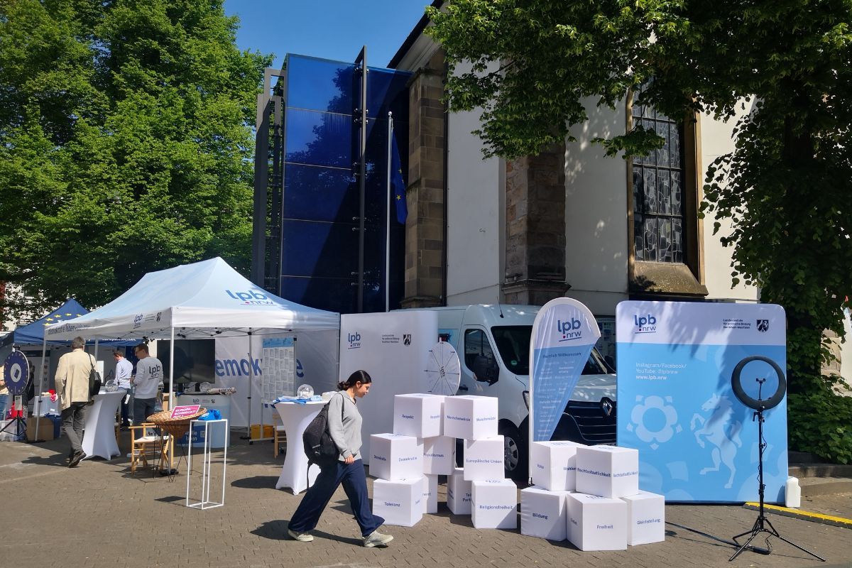 "demokratie leben. Du bist Europa!" - das Motto der Demokratietour NRW zur Europawahl 2024 – hier ein Ausstellungsstand.