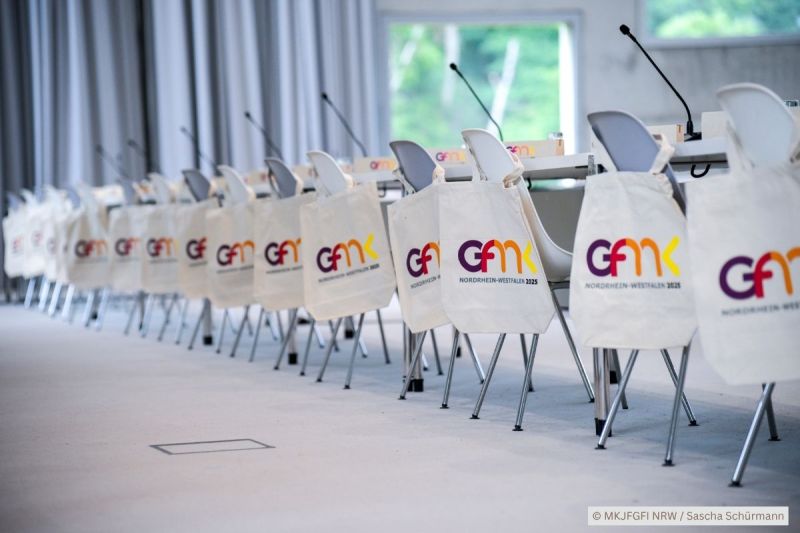 Gleichstellungsministerkonferenz 2025 in Nordrhein-Westfalen: 35. Konferenz der Gleichstellungs- und Frauenministerinnen und -minister, -senatorinnen und -senatoren der Länder (Photocredit: Copyright MKJFGFI NRW / Sascha Schürmann).