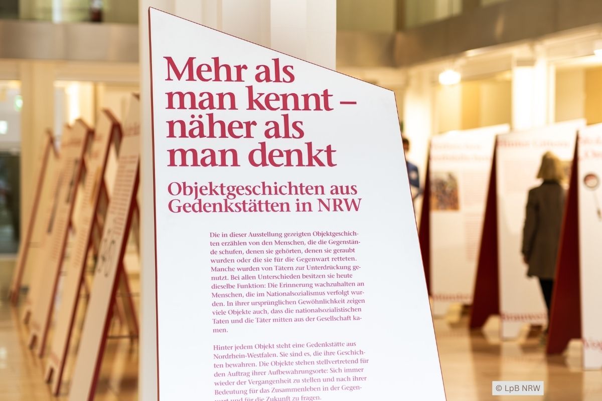 Das Bild zeigt Impressionen zur Wanderausstellung zu NS-Gedenkstätten – Objektgeschichten aus Gedenkstätten in NRW.