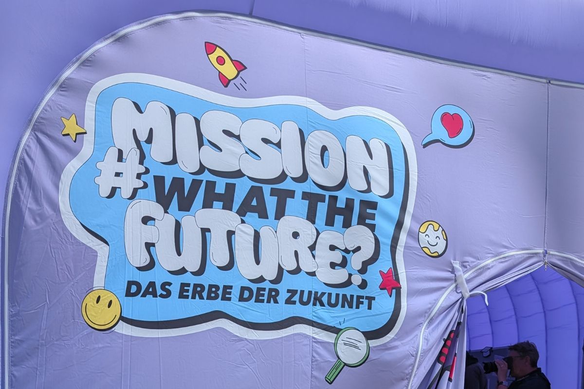 Der mobile Escape Room vom Familienministerium NRW ist Teil der Kampagne "What the Future?" – das Bild zeigt Impressionen vom Tag der Offenen Tür im Juli 2025 in Düsseldorf.