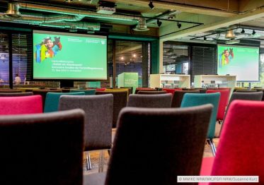 Das Bild zeigt Impressionen vom Fachkongress Vielfalt am Arbeitsmarkt am 23. Mai 2024 in der Denkfabrik im Lindner Congress Hotel in Düsseldorf (Photocredit: © MWIKE NRW/MKJFGFI NRW/Susanne Kurz).