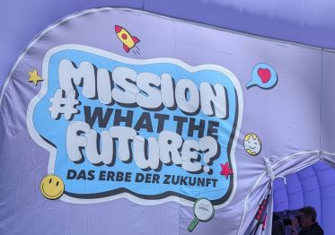 Der mobile Escape Room vom Familienministerium NRW ist Teil der Kampagne "What the Future?" &ndash; das Bild zeigt Impressionen vom Tag der Offenen T&uuml;r im Juli 2025 in D&uuml;sseldorf.