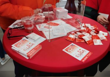 Das Bild zeigt einen Stehtisch mit Infomaterial f&uuml;r Torwand-Modul im Rahmen des Nachwuchs-Sponsorings der Stadtsparkasse D&uuml;sseldorf 2017-2022 f&uuml;r die Roadshow vom Fu&szlig;ball-Verein Fortuna D&uuml;sseldorf.