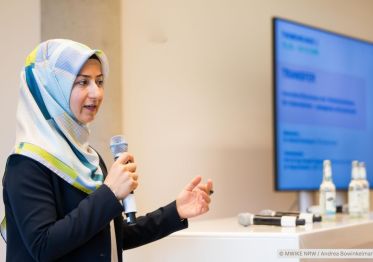 Das Bild zeigt Impressionen der Veranstaltung „Innovationskongress NRW 2025" am EUREF Campus in Düsseldorf (Photocredit: Copyright MWIKE NRW / Andrea Bowinkelmann).