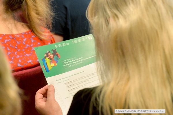 Das Bild zeigt Impressionen vom Fachkongress Vielfalt am Arbeitsmarkt am 23. Mai 2024 in der Denkfabrik im Lindner Congress Hotel in Düsseldorf (Photocredit: © MWIKE NRW/MKJFGFI NRW/Susanne Kurz).