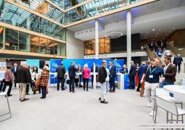 Das Bild zeigt Impressionen der Veranstaltung „Innovationskongress NRW 2025" am EUREF Campus in Düsseldorf (Photocredit: Copyright MWIKE NRW / Andrea Bowinkelmann).