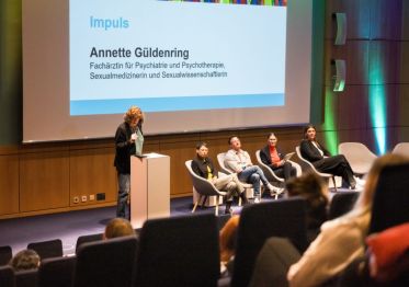 Das Bild zeigt Impressionen der Veranstaltung &bdquo;Frei und gleich an W&uuml;rde und Rechten &ndash; Trans-Rechte sind Menschenrechte&ldquo; am 4. Dezember 2025 im K20 in D&uuml;sseldorf.