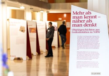 Das Bild zeigt Impressionen zur Wanderausstellung zu NS-Gedenkst&auml;tten &ndash; Objektgeschichten aus Gedenkst&auml;tten in NRW.