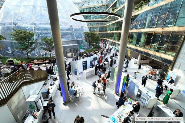 Das Bild zeigt Impressionen der Veranstaltung „Innovationskongress NRW 2025" am EUREF Campus in Düsseldorf (Photocredit: Copyright MWIKE NRW / Andrea Bowinkelmann).