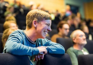 Das Bild zeigt Impressionen der Veranstaltung &bdquo;Frei und gleich an W&uuml;rde und Rechten &ndash; Trans-Rechte sind Menschenrechte&ldquo; am 4. Dezember 2025 im K20 in D&uuml;sseldorf.