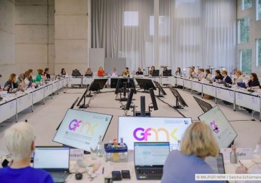 Gleichstellungsministerkonferenz 2025 in Nordrhein-Westfalen: 35. Konferenz der Gleichstellungs- und Frauenministerinnen und -minister, -senatorinnen und -senatoren der Länder (Photocredit: Copyright MKJFGFI NRW / Sascha Schürmann).