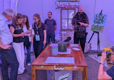 Der mobile Escape Room vom Familienministerium NRW ist Teil der Kampagne "What the Future?" &ndash; das Bild zeigt Impressionen vom Tag der Offenen T&uuml;r im Juli 2025 in D&uuml;sseldorf.