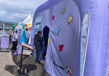 Der mobile Escape Room vom Familienministerium NRW ist Teil der Kampagne "What the Future?" &ndash; das Bild zeigt Impressionen vom Tag der Offenen T&uuml;r im Juli 2025 in D&uuml;sseldorf.