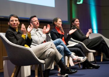 Das Bild zeigt Impressionen der Veranstaltung &bdquo;Frei und gleich an W&uuml;rde und Rechten &ndash; Trans-Rechte sind Menschenrechte&ldquo; am 4. Dezember 2025 im K20 in D&uuml;sseldorf.