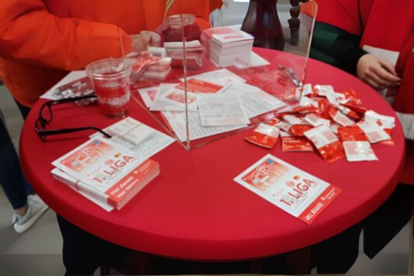 Das Bild zeigt einen Stehtisch mit Infomaterial f&uuml;r Torwand-Modul im Rahmen des Nachwuchs-Sponsorings der Stadtsparkasse D&uuml;sseldorf 2017-2022 f&uuml;r die Roadshow vom Fu&szlig;ball-Verein Fortuna D&uuml;sseldorf.