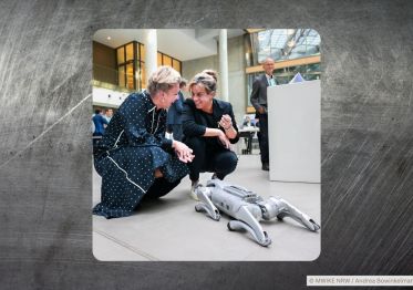 Das Bild zeigt Impressionen der Veranstaltung „Innovationskongress NRW 2025" am EUREF Campus in Düsseldorf (Photocredit: Copyright MWIKE NRW / Andrea Bowinkelmann).
