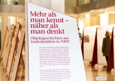 Das Bild zeigt Impressionen zur Wanderausstellung zu NS-Gedenkst&auml;tten &ndash; Objektgeschichten aus Gedenkst&auml;tten in NRW.