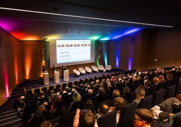 Das Bild zeigt Impressionen der Veranstaltung &bdquo;Frei und gleich an W&uuml;rde und Rechten &ndash; Trans-Rechte sind Menschenrechte&ldquo; am 4. Dezember 2025 im K20 in D&uuml;sseldorf.