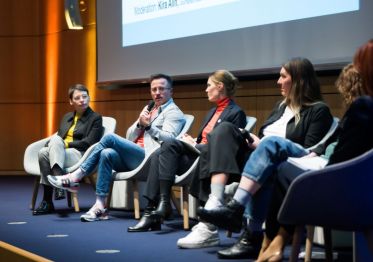 Das Bild zeigt Impressionen der Veranstaltung &bdquo;Frei und gleich an W&uuml;rde und Rechten &ndash; Trans-Rechte sind Menschenrechte&ldquo; am 4. Dezember 2025 im K20 in D&uuml;sseldorf.