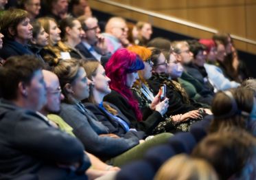 Das Bild zeigt Impressionen der Veranstaltung &bdquo;Frei und gleich an W&uuml;rde und Rechten &ndash; Trans-Rechte sind Menschenrechte&ldquo; am 4. Dezember 2025 im K20 in D&uuml;sseldorf.